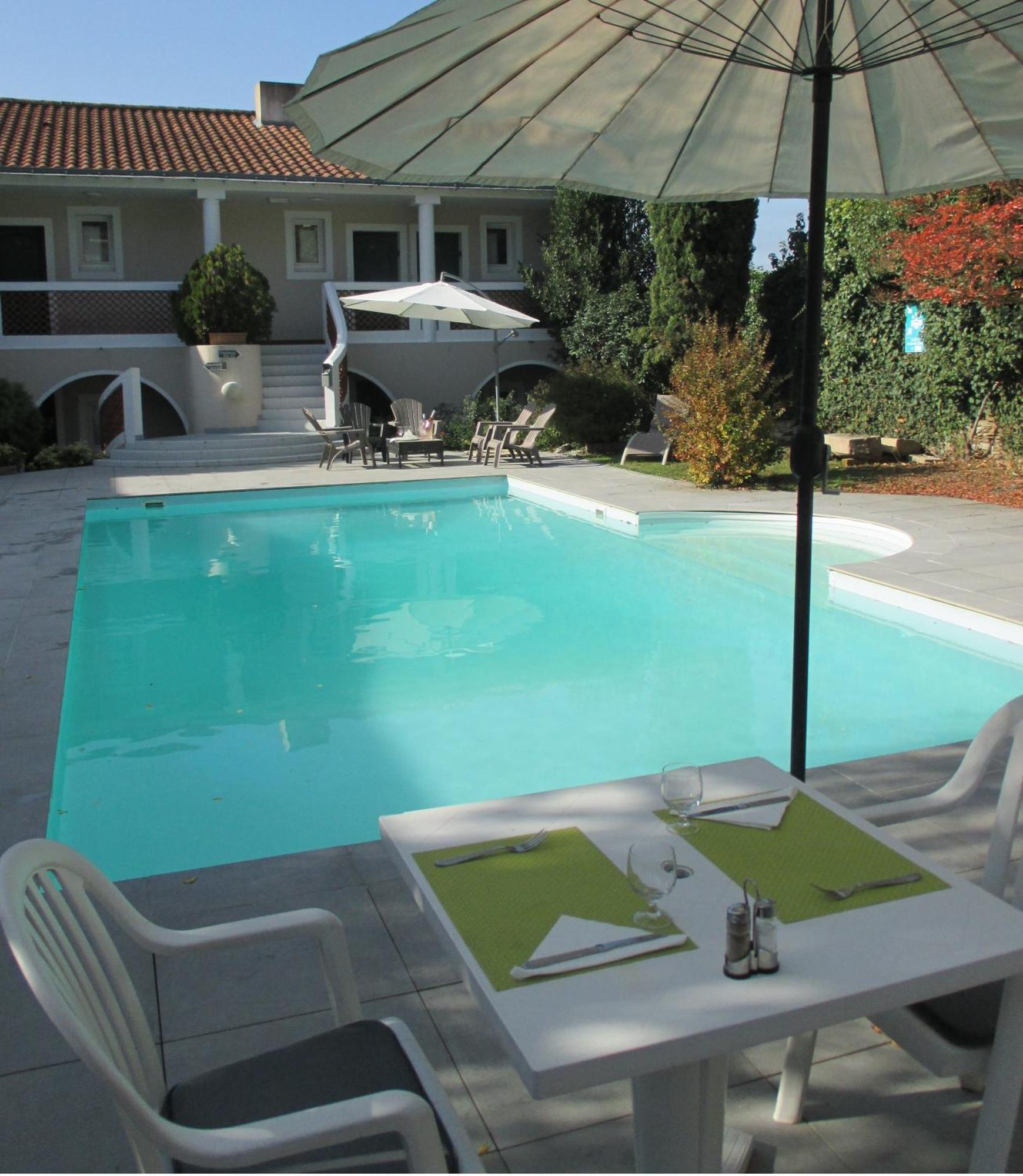 Hotel Restaurant Les Voyageurs Montaigu-Vendee Exteriör bild