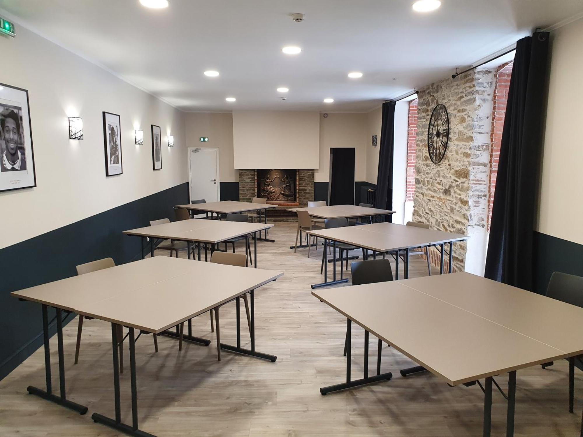 Hotel Restaurant Les Voyageurs Montaigu-Vendee Exteriör bild