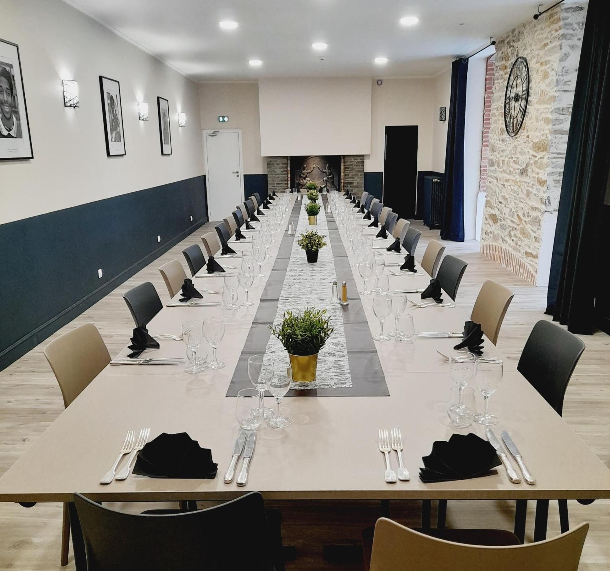 Hotel Restaurant Les Voyageurs Montaigu-Vendee Exteriör bild