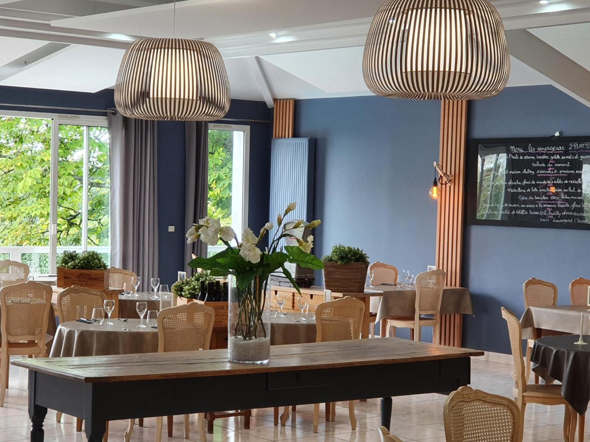 Hotel Restaurant Les Voyageurs Montaigu-Vendee Exteriör bild
