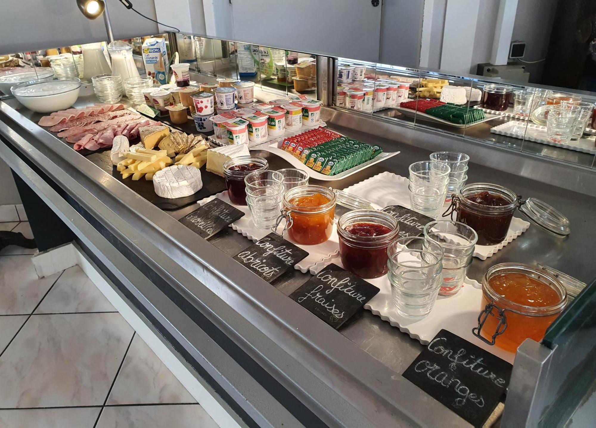 Hotel Restaurant Les Voyageurs Montaigu-Vendee Exteriör bild