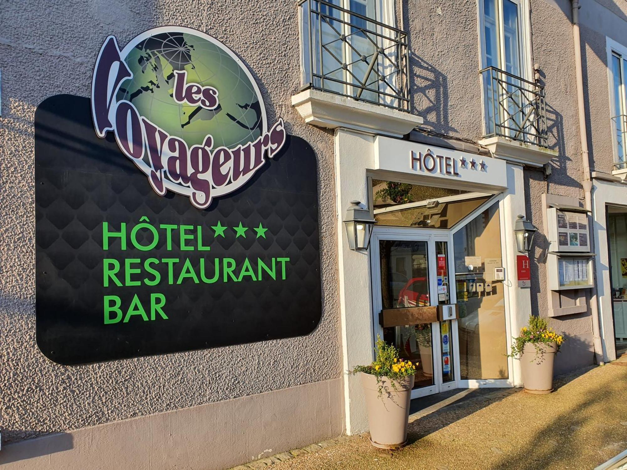 Hotel Restaurant Les Voyageurs Montaigu-Vendee Exteriör bild