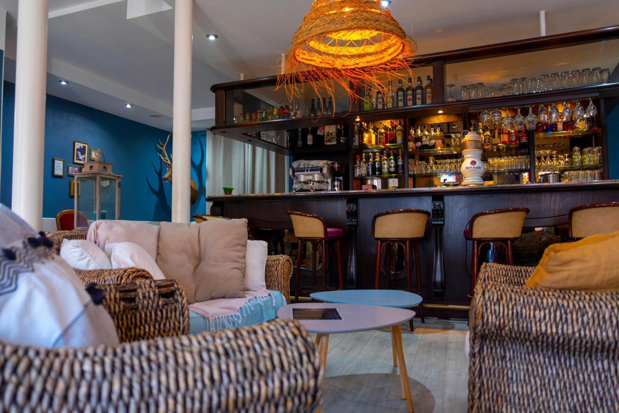 Hotel Restaurant Les Voyageurs Montaigu-Vendee Exteriör bild